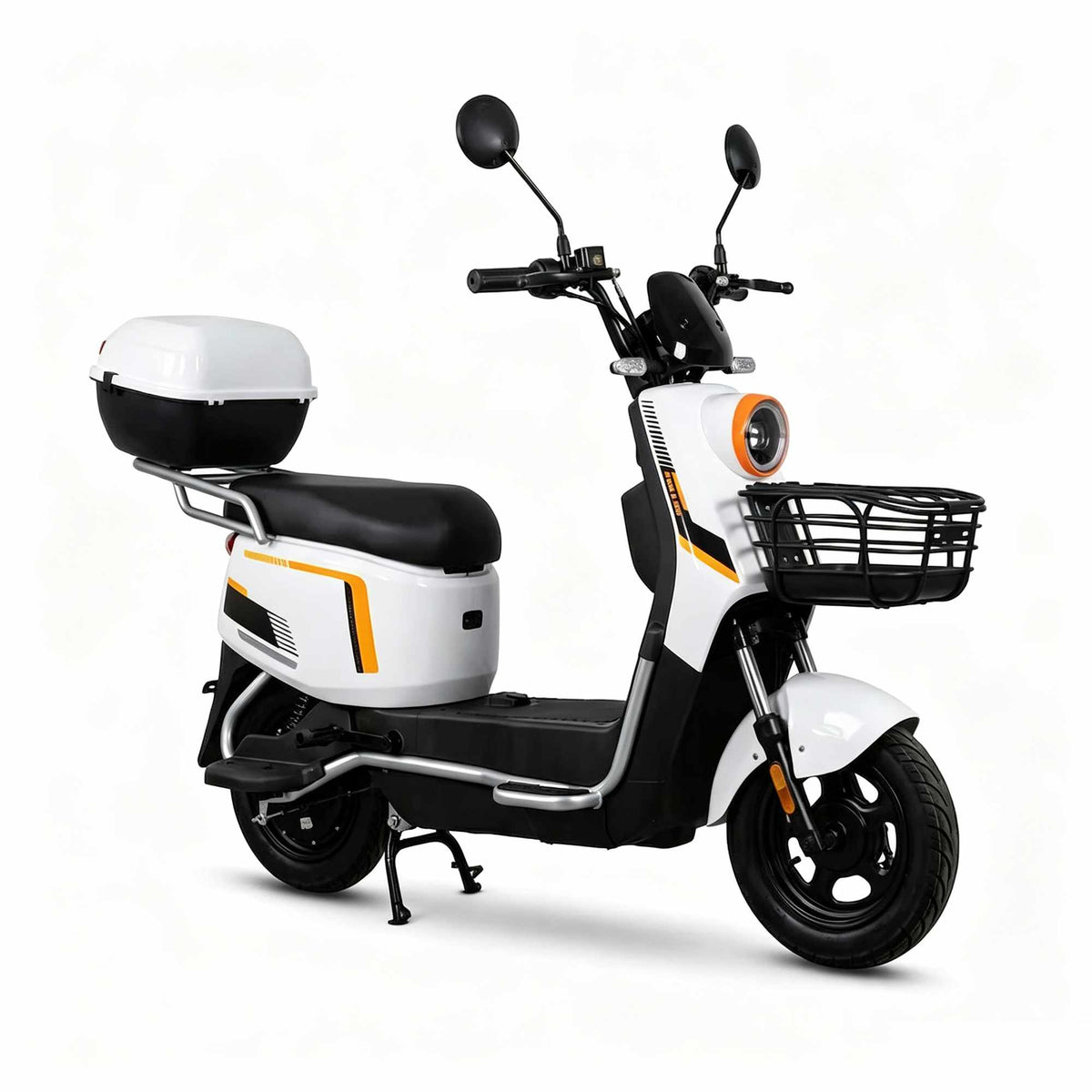 Scooter elétrica ZORYKEN Z4 na cor branca com grafismos esportivos em preto e listras laranjas. Vista frontal em ângulo de três quartos, mostrando o farol circular com detalhes laranjas, cesta preta, baú traseiro branco e rodas pretas de 14 polegadas.