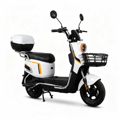 Scooter elétrica ZORYKEN Z4 na cor branca com grafismos esportivos em preto e listras laranjas. Vista frontal em ângulo de três quartos, mostrando o farol circular com detalhes laranjas, cesta preta, baú traseiro branco e rodas pretas de 14 polegadas.