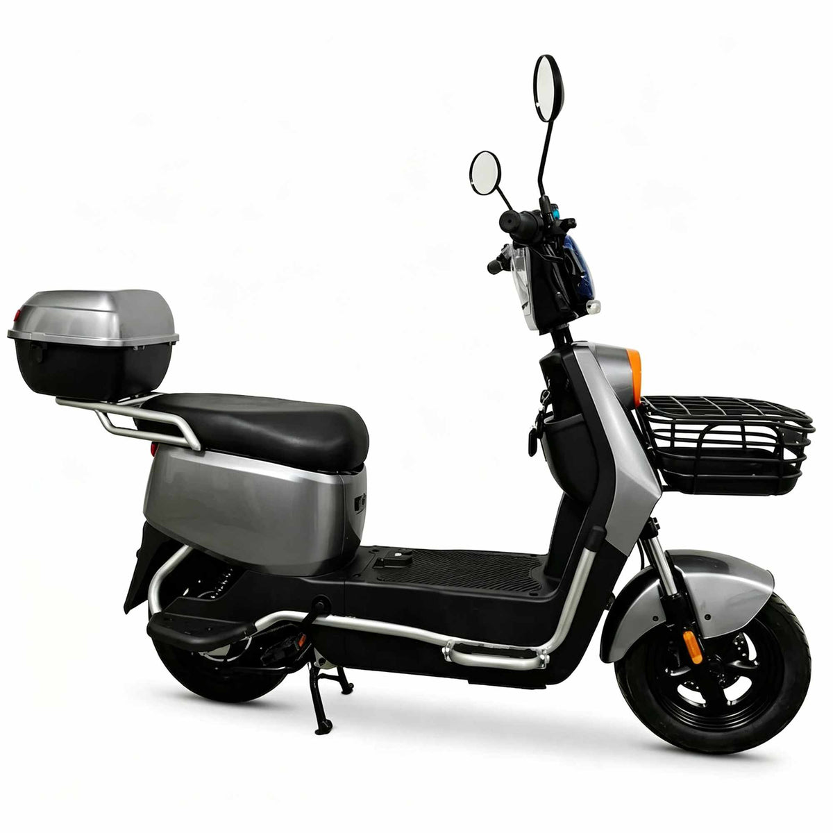 Visão lateral direita da scooter elétrica ZORYKEN Z4 na cor cinza prateada. Destacam-se o baú traseiro cinza instalado no bagageiro, a cesta frontal preta, o amplo estribo plano para os pés, o descanso central acionado e as barras de proteção tubulares na cor prata.