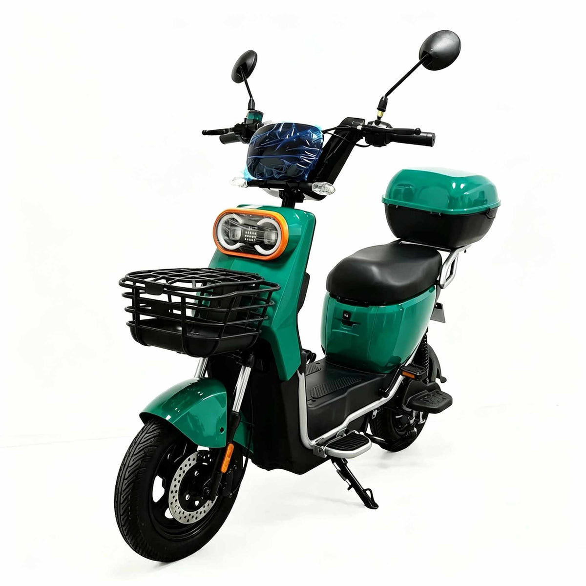 Scooter elétrica ZORYKEN Z4 na cor verde, vista de ângulo frontal de três quartos. O modelo possui uma cesta preta na frente, farol duplo com moldura laranja, painel digital protegido por película, retrovisores pretos, baú traseiro na cor verde e freio a disco na roda dianteira.