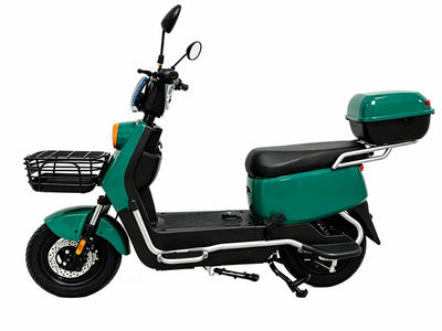 Visão lateral esquerda completa da scooter elétrica ZORYKEN Z4 na cor verde. A imagem mostra em detalhes o motor de 1000W na roda traseira, os apoios dobráveis para os pés do passageiro, a suspensão hidráulica, o freio dianteiro e os refletores de segurança amarelos.