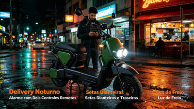 Homem em pé ao lado de uma scooter elétrica ZORYKEN Z5 verde-militar ligada em uma rua urbana molhada à noite, olhando para o celular. Os faróis de LED dianteiros e as setas estão acesos. Textos na imagem destacam "Delivery Noturno", "Alarme com Dois Controles Remotos", "Setas Dianteiras e Traseiras" e "Luz de Freio".