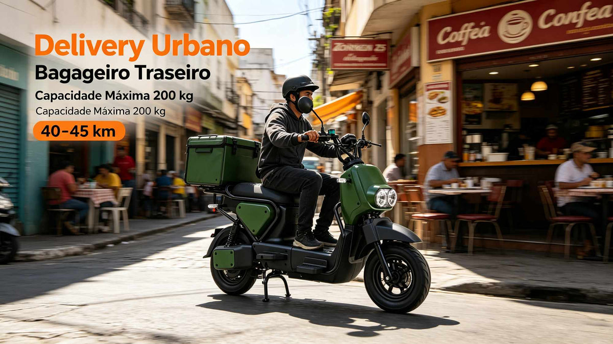 Entregador de capacete pilotando uma scooter elétrica ZORYKEN Z5 verde-militar em uma rua comercial com restaurantes ao fundo. O veículo está equipado com uma grande mochila de entregas verde sobre o bagageiro traseiro. O texto destaca "Delivery Urbano", "Bagageiro Traseiro", capacidade máxima de 200 kg e autonomia de 40–45 km.