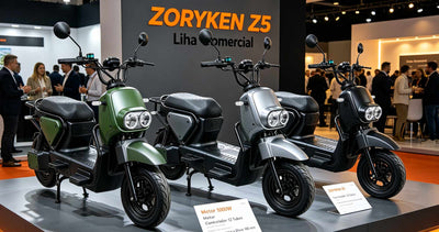 Três scooters elétricas ZORYKEN Z5 nas cores verde-militar, prata e preta expostas em cima de palcos em um showroom de eventos corporativos, com visitantes conversando ao fundo. O letreiro na parede exibe "ZORYKEN Z5 Linha Comercial" e placas técnicas detalham o motor de 1000W e o controlador de 12 tubos.