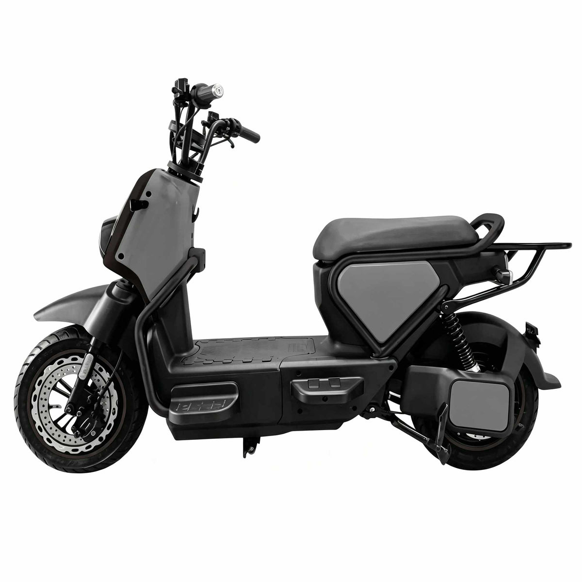 Visão lateral esquerda completa da scooter elétrica ZORYKEN Z5 na cor cinza escuro. Exibe o design do chassi com estribo plano e amplo para os pés, apoios de pé embutidos para o passageiro, o grande disco de freio dianteiro e o bagageiro traseiro alongado.