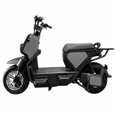 Visão lateral esquerda completa da scooter elétrica ZORYKEN Z5 na cor cinza escuro. Exibe o design do chassi com estribo plano e amplo para os pés, apoios de pé embutidos para o passageiro, o grande disco de freio dianteiro e o bagageiro traseiro alongado.