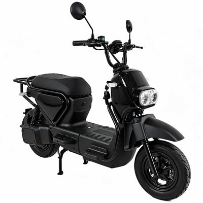 Scooter elétrica ZORYKEN Z5 na cor preto brilhante, posicionada de perfil em ângulo de três quartos sobre fundo branco. Apresenta um design limpo e minimalista, painel digital no guidão, amortecedores traseiros duplos com mola preta e chave na ignição.