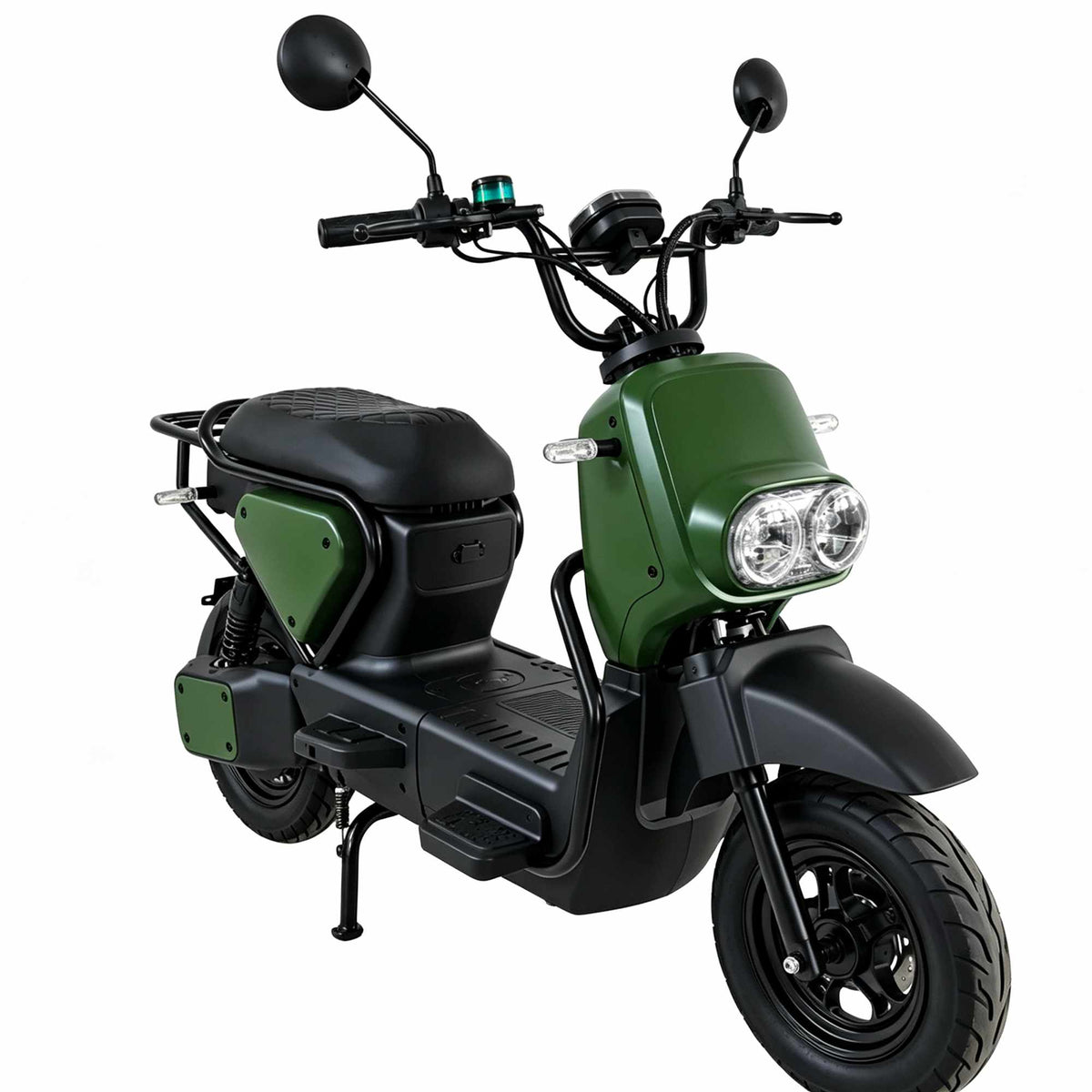 Scooter elétrica ZORYKEN Z5 na cor verde-militar, vista de ângulo frontal de três quartos. O modelo possui carenagem frontal robusta com farol duplo redondo de LED, guidão alto estilo moto, retrovisores redondos pretos, banco acolchoado texturizado e suporte traseiro de carga.