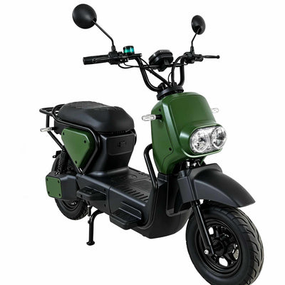 Scooter elétrica ZORYKEN Z5 na cor verde-militar, vista de ângulo frontal de três quartos. O modelo possui carenagem frontal robusta com farol duplo redondo de LED, guidão alto estilo moto, retrovisores redondos pretos, banco acolchoado texturizado e suporte traseiro de carga.