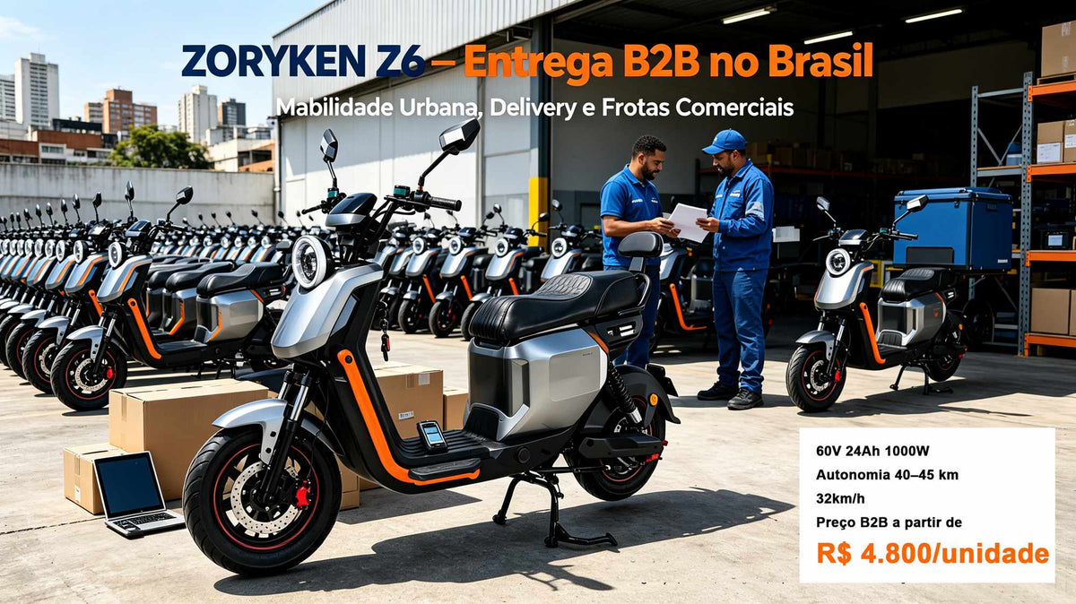 Scooter elétrica ZORYKEN Z6 prata em destaque em um pátio industrial com dezenas de unidades alinhadas ao fundo. Dois funcionários de uniforme azul conversam analisando pranchetas perto de uma scooter com baú de entrega. No canto inferior direito, um painel destaca o preço B2B a partir de R$ 4.800 por unidade.