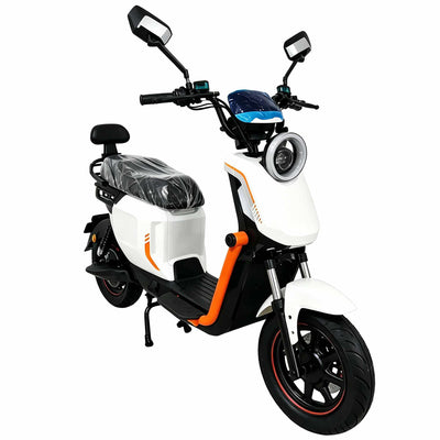 Visão de três quartos da scooter elétrica ZORYKEN Z6 na cor branca, focando no design frontal e lateral direito. O assento do piloto está protegido por uma película plástica transparente de fábrica. Destacam-se as molduras pretas do chassi e os detalhes laranjas nas laterais.
