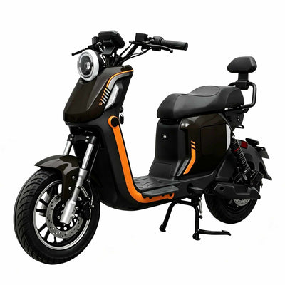 Scooter elétrica ZORYKEN Z6 na cor marrom escura metalizada com detalhes esportivos em laranja, posicionada em ângulo de três quartos sobre fundo branco. Apresenta rodas de liga leve com raios prateados, pinça de freio preta e um acabamento premium na carenagem.