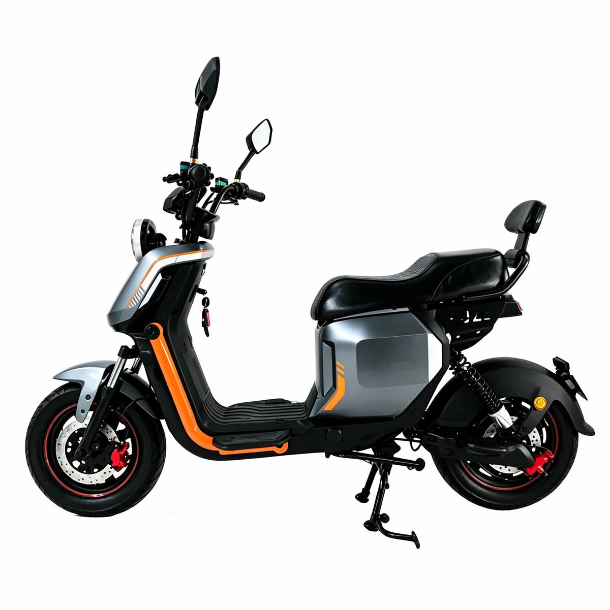 Visão lateral esquerda completa da scooter elétrica ZORYKEN Z6 na cor cinza prateada. Exibe o chassi de estilo moderno com linhas laranjas, amplo estribo plano para os pés, descanso central acionado, suspensão traseira dupla com mola preta e pinça de freio vermelha em destaque.