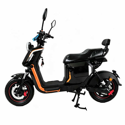 Visão lateral esquerda completa da scooter elétrica ZORYKEN Z6 na cor preto brilhante. A imagem destaca a silhueta limpa do veículo para mobilidade diária, com detalhes laranjas verticais, amortecedor traseiro duplo, chaves na ignição e para-lama traseiro rente à roda.