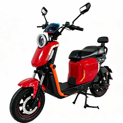 Scooter elétrica ZORYKEN Z6 na cor vermelha brilhante com grafismos em laranja e branco na carenagem frontal. Vista em ângulo de três quartos com fundo branco, mostrando o para-brisa fumê esportivo acima do guidão, farol circular de LED e rodas pretas com detalhes vermelhos.